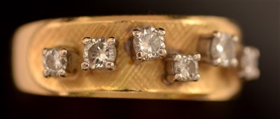 Lot 95 - Diamond dress ring