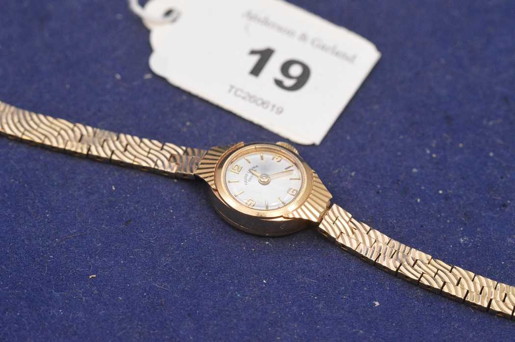 Lot 19 - 9ct lady's cocktail watch