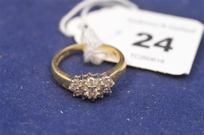 Lot 24 - 18ct diamond ring
