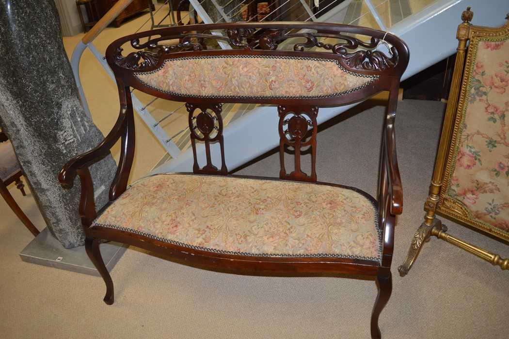 Lot 738 - Sofa and armchairs