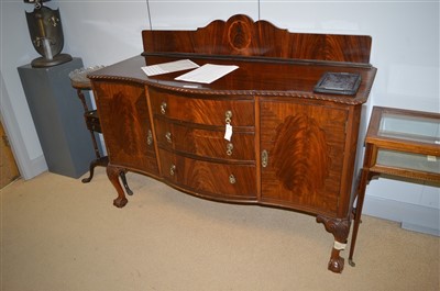 Lot 745 - A early 20th Century mahogany dining suite