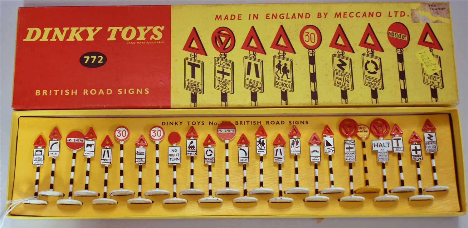 Lot 154 - Dinky British Road Signs