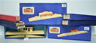 Lot 162 - Hornby Dublo stations and platforms