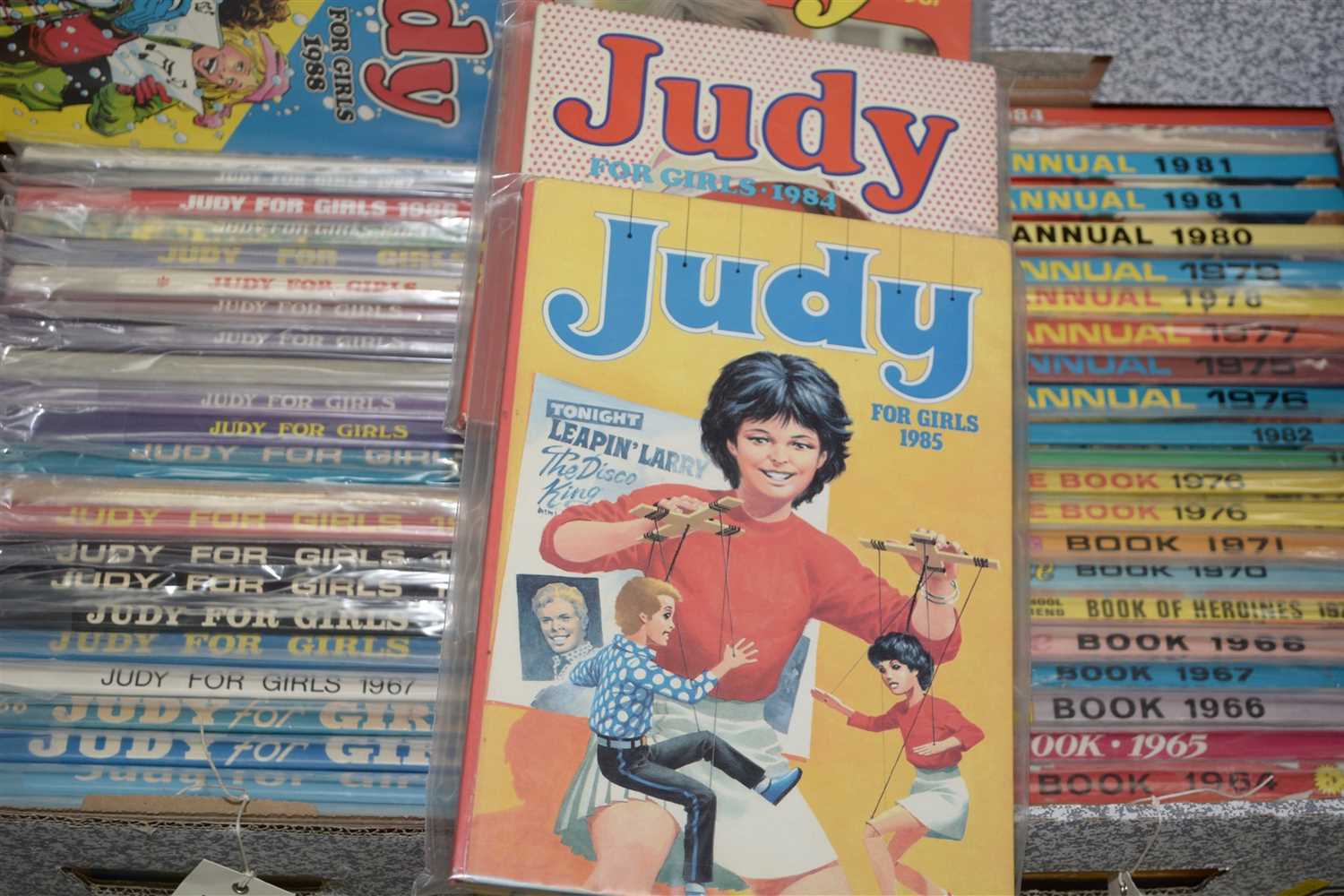 Lot 922 - A large collection of girls annuals