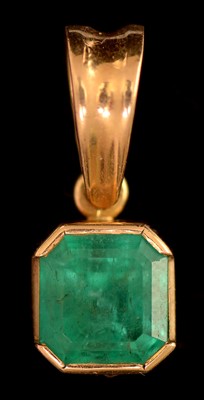Lot 121 - Emerald pendant