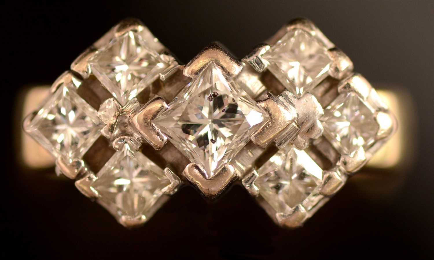 Lot 128 - Diamond dress ring