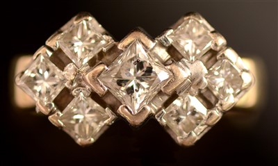 Lot 128 - Diamond dress ring
