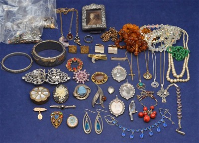 Lot 211 - Yellow metal pendants and costume jewellery
