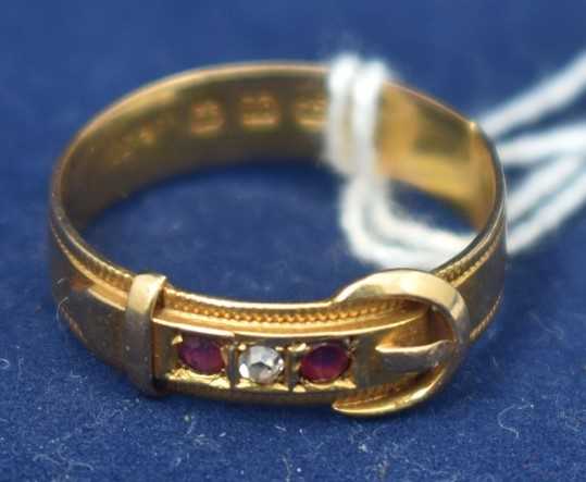Lot 22 - 18ct gold ring