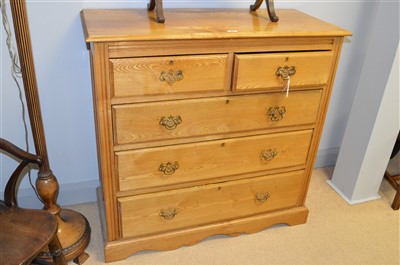 Lot 652 - Chest of drawers