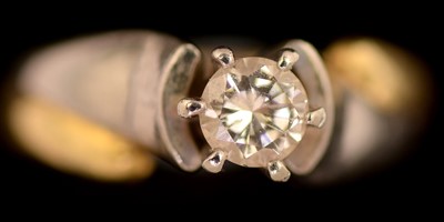 Lot 169 - Diamond ring