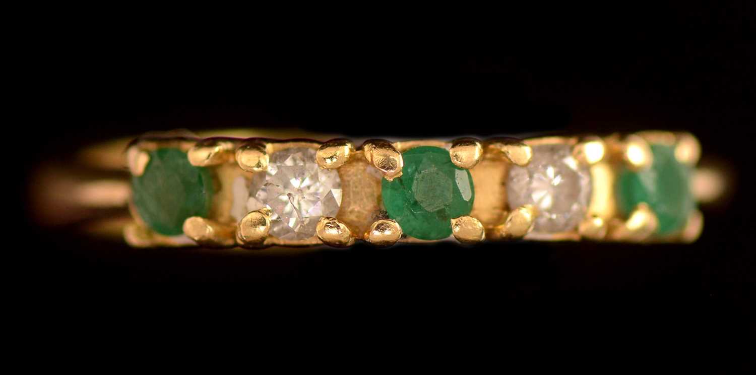 Lot 122 - Emerald and diamond ring