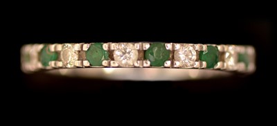 Lot 124 - Emerald and diamond ring