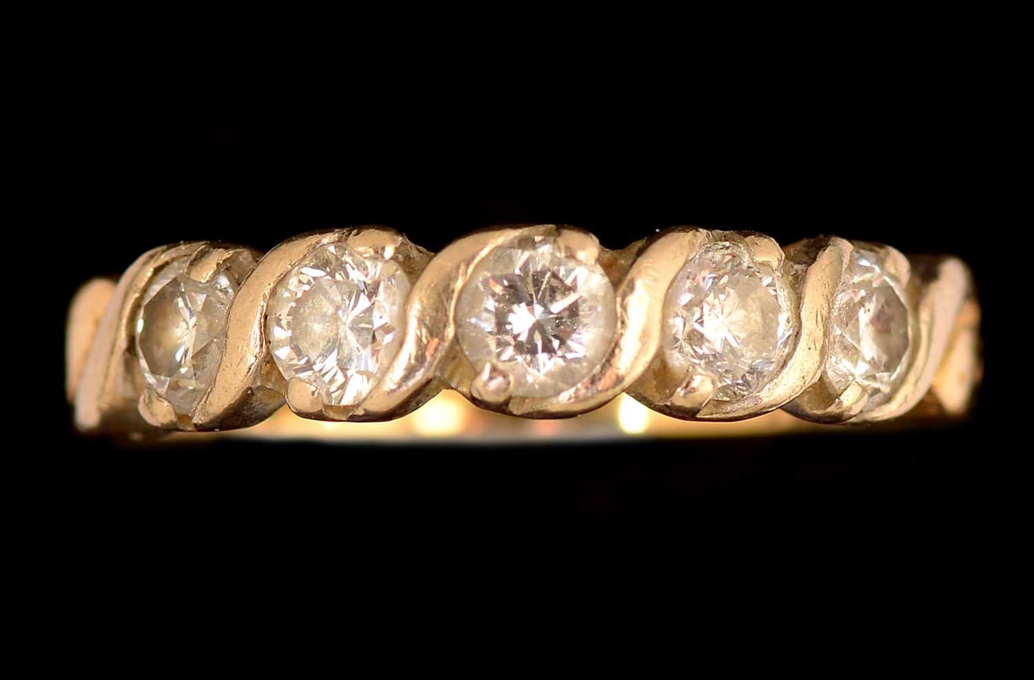 Lot 101 - A five stone diamond ring