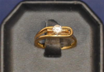 Lot 151 - 18ct gold and diamond ring