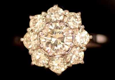 Lot 147 - Diamond cluster ring