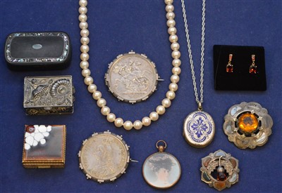 Lot 208 - Silver and costume jewellery