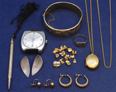 Lot 210 - 9ct signet ring, earrings and other items
