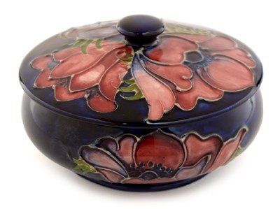 Lot 1517 - Moorcroft Hibiscus pattern powder bowl and cover.