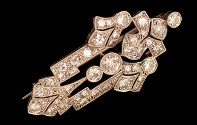 Lot 115 - Art Deco diamond brooch