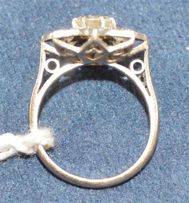 Lot 109 - Diamond cluster ring