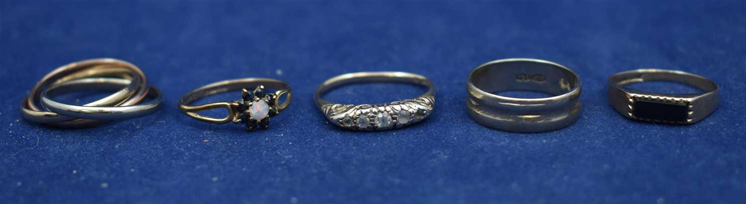 Lot 91 - Five gold rings