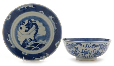 Lot 376 - Chinese blue and white dragon bowl and plate