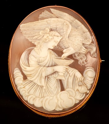 Lot 187 - Carved shell cameo brooch