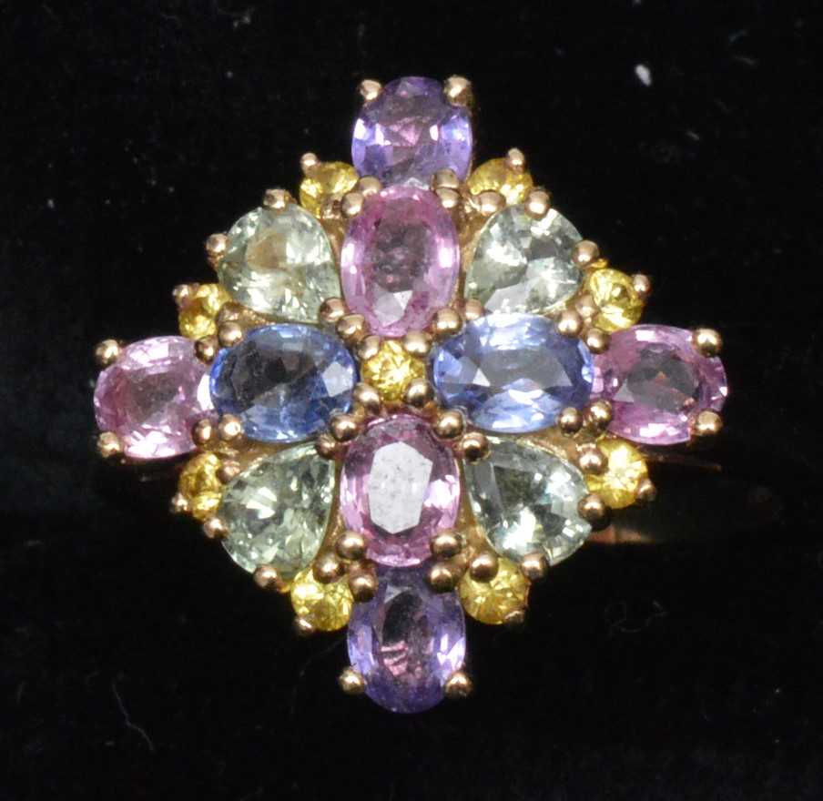 Lot 100 - Coloured sapphire ring