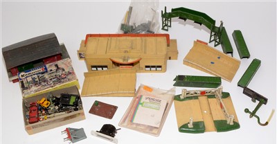 Lot 132 - Hornby Dublo locomotives and tenders; sundry accessories.