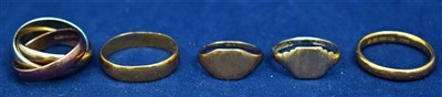 Lot 18 - Five gold rings