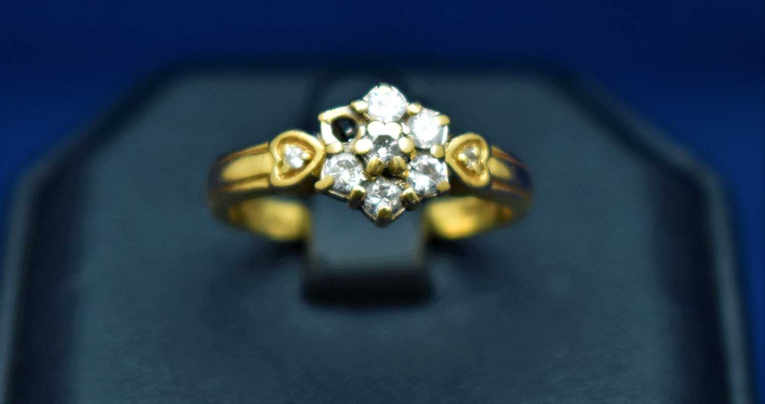 Lot 24 - Diamond cluster ring
