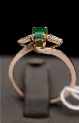 Lot 29 - Emerald and diamond ring