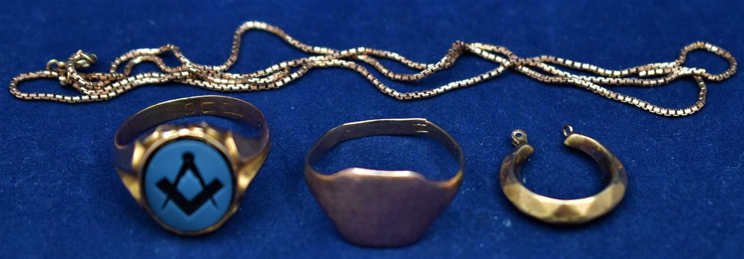 Lot 73 - 9ct and yellow metal jewellery