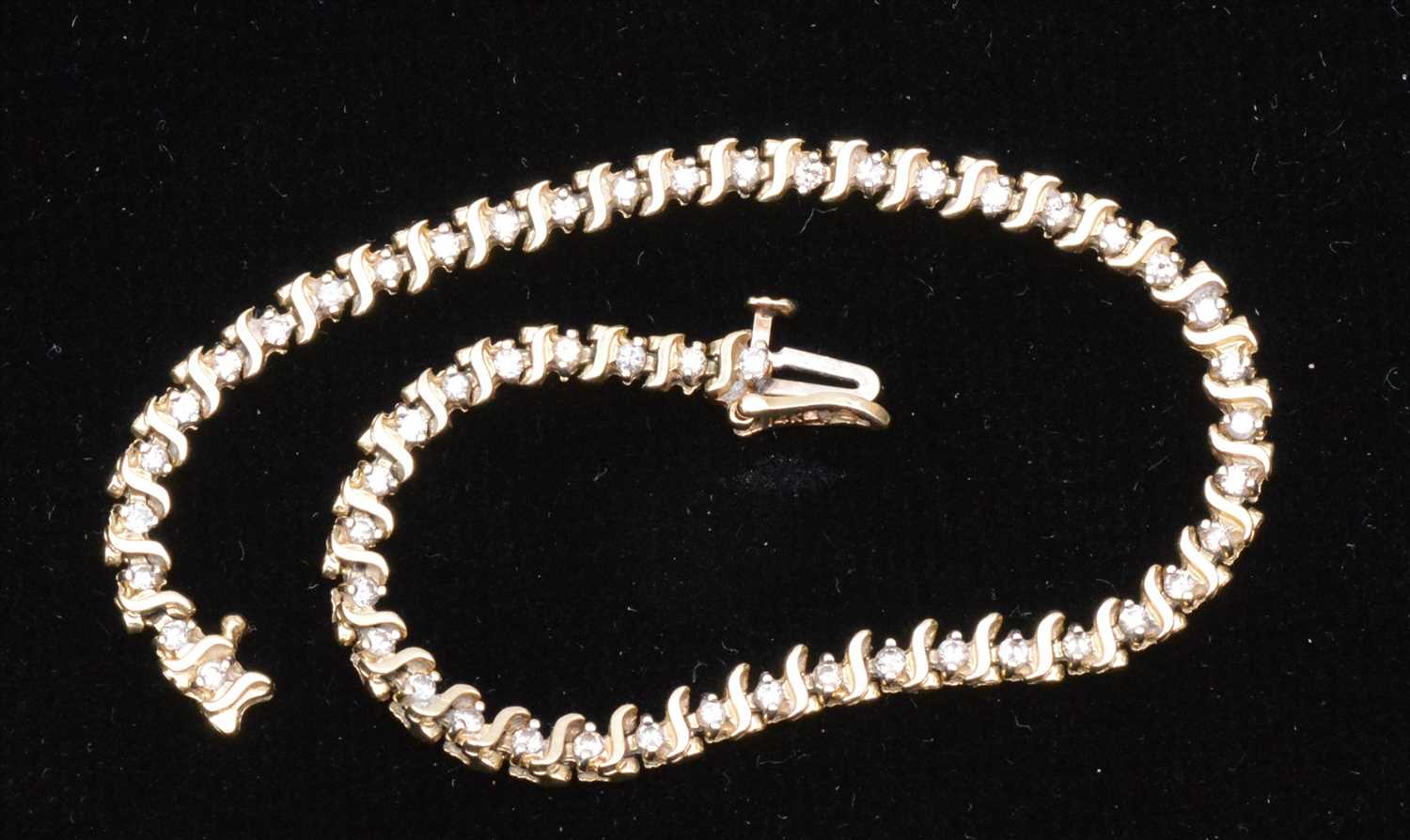Lot 152 - Diamond bracelet