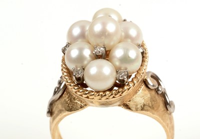 Lot 91 - Pearl and diamond ring