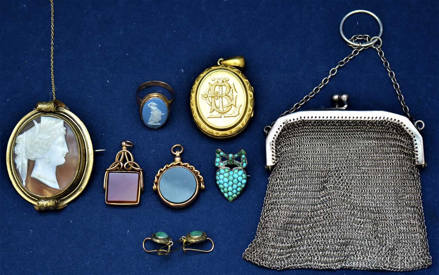 Lot 727 - Wedgwood jasperware ring and other items