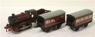 Lot 1386 - An 0-gauge clockwork 0-4-0 locomotive, tender and two tinplate coaches by Hornby