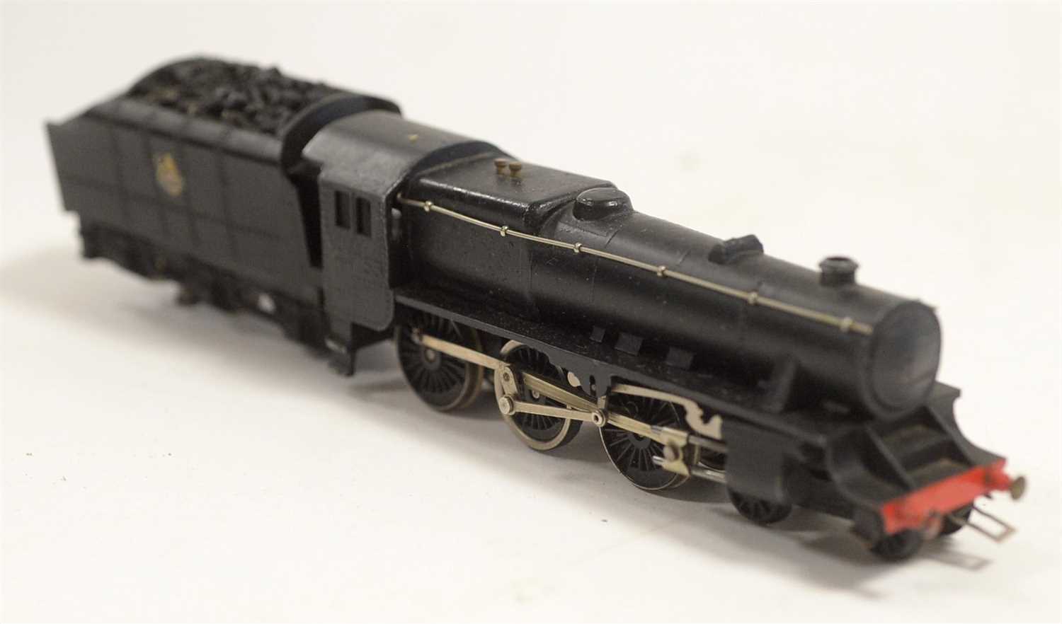 Lot 1410 - A 00-gauge 12v DC GP No. 5 locomotive and tender
