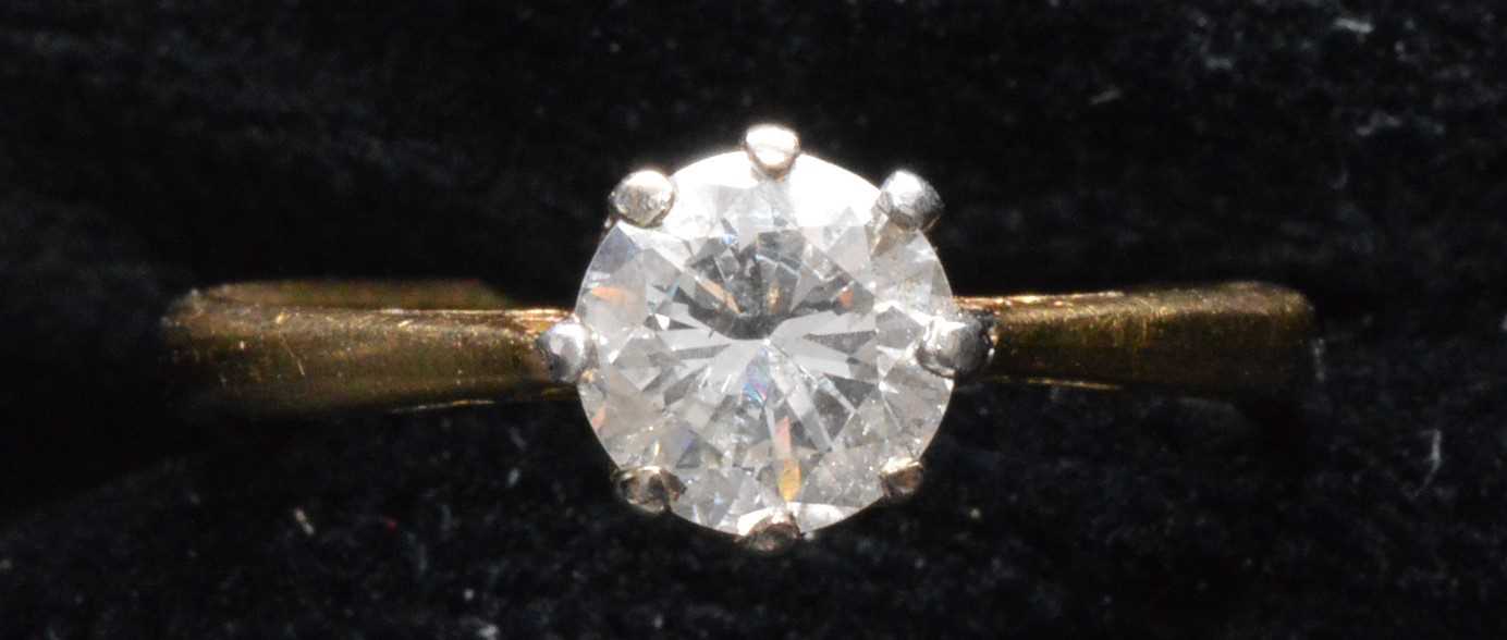 Lot 157 - Diamond ring