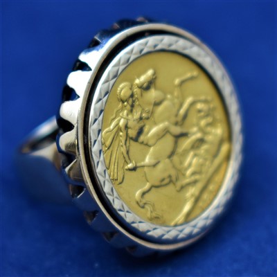 Lot 767 - Sovereign ring