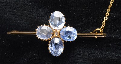 Lot 104 - Sapphire brooch