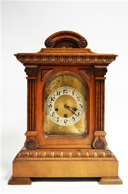 Lot 996 - An early 20th century walnut chiming bracket clock