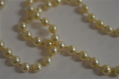 Lot 33 - Cultured pearl necklace