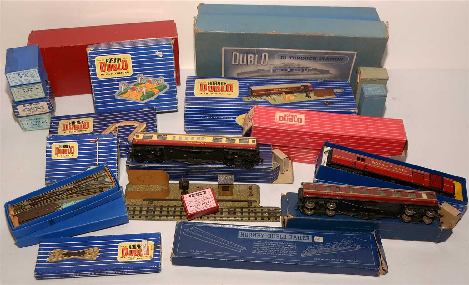 Lot 1402 - Mixed Hornby Dublo accessories.