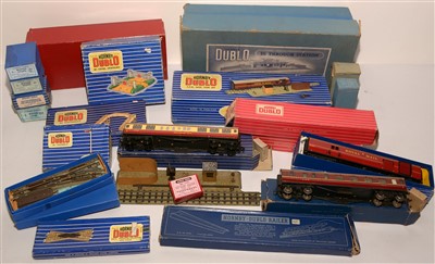 Lot 1402 - Mixed Hornby Dublo accessories.