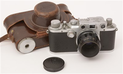 Lot 1433 - A Leica IIIc 35mm rangefinder camera.