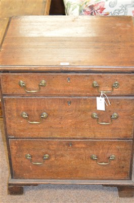 Lot 986 - Chest of drawers