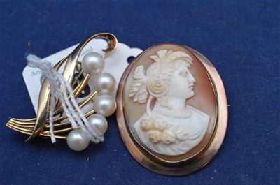 Lot 19 - Two brooches