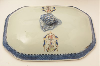 Lot 471 - Chinese armorial export tureen cover and stand, crest of Mounsel